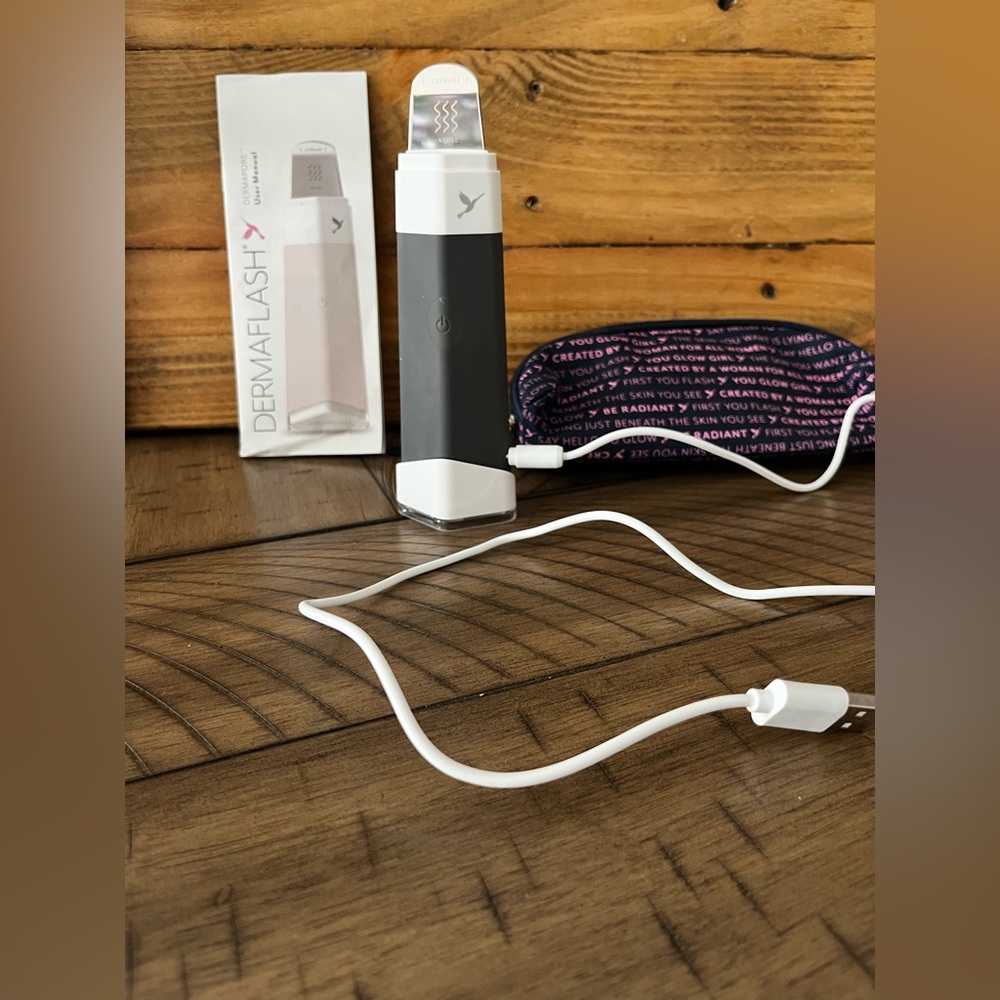 Dermaflash Dermapore ultrasonic skincare infuser and pore extractor.